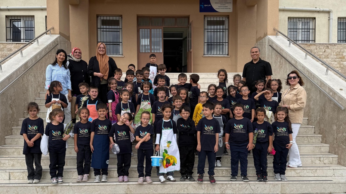 Okul  Bahçesinden  Sofralara:  Nazlı  İrfan  Önal İlkokulu'nun  Minik  Çiftçileri  İş  Başında…